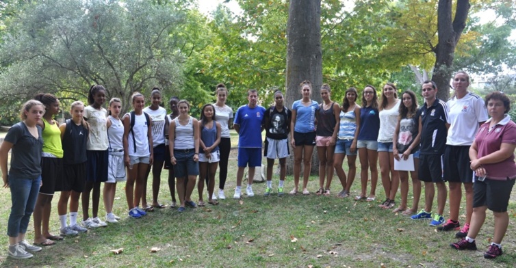 L'ensemble des joueuses du Centre de Formation et leurs coachs