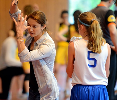 Lilou DIGUET (#5), à l'écoute ici des conseils de sa coach Sabrina BERNARD : 18 pts (et de belles passes) au final