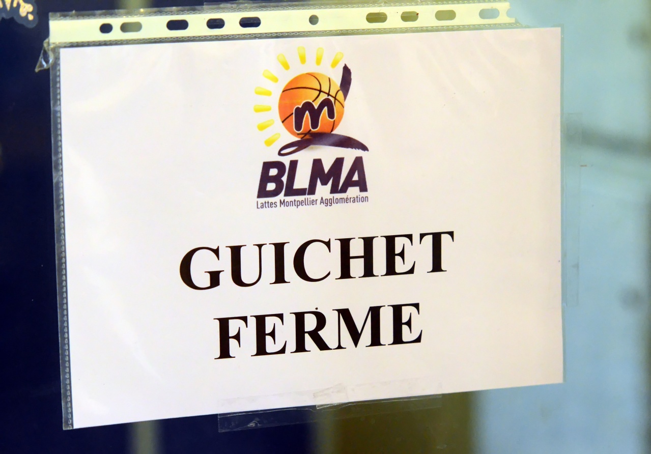 Guichet_Fermé_F